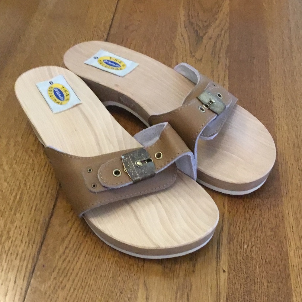 Woman’s Dr. Scholl’s tan slide sandal. Size 6. Like new! Cute!